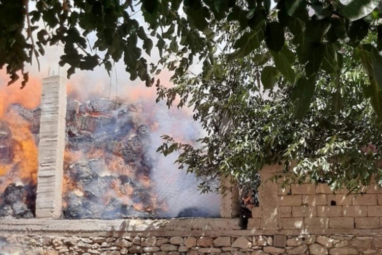 Antalya Elmalı’da samanlık ve ahır yandı